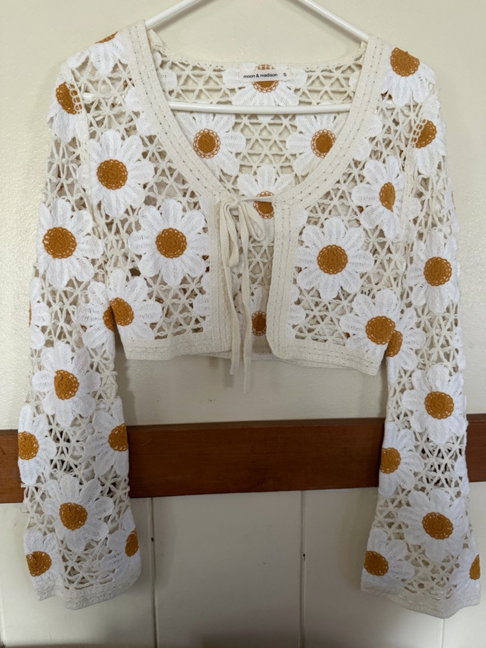Moon & Madison White and Gold Daisy Crochet Cardigan Women’s size small